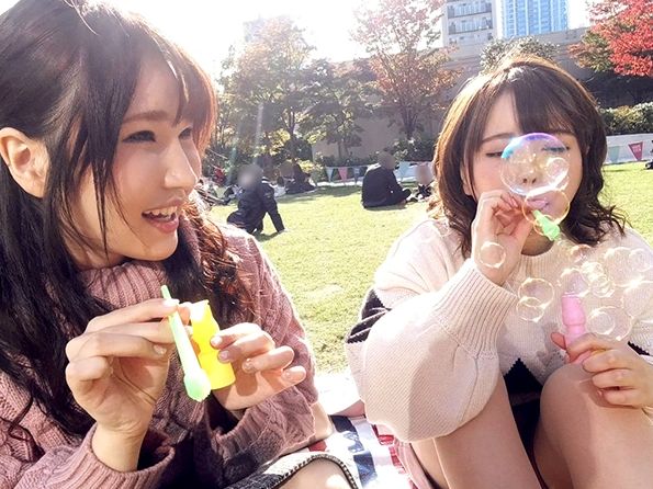 【JDナンパ】『えっ、ここでするの？』芝生で無邪気に遊ぶ女子大生2人をゲット！正常位生ハメで無邪気な笑顔がエロ可愛い！無垢なJDが淫乱スイッチONで乱れまくる！！♥