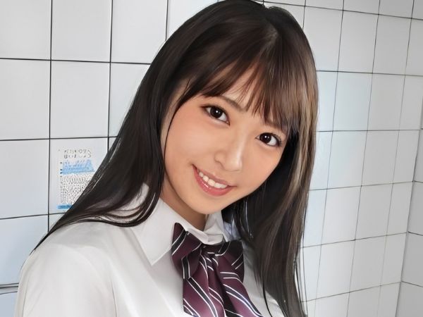 【制服美少女の隠れエロ】ちっぱいロリっ娘だけど、アソコはキツキツ＆超敏感！制服姿で背徳感MAXなのに、感度は大人顔負けで興奮必至！ロリボディが悶える姿にヤミツキ確定♡