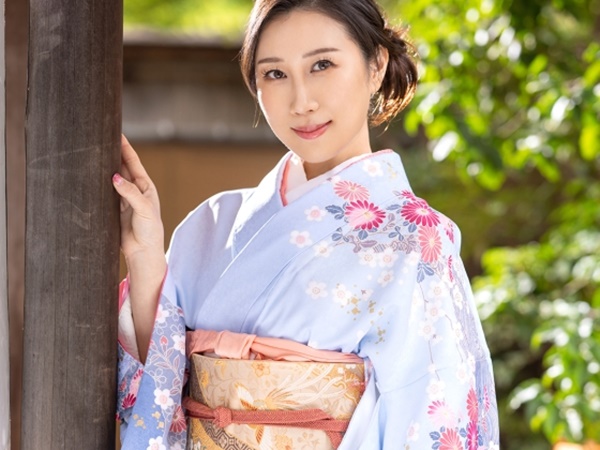 【着物美熟女の濃厚ご奉仕】『もっと感じさせてあげる…』極上美魔女が絡みつく舌でベロチュー＆チンポを徹底責め！和装から覗く色気がエロすぎる♡
