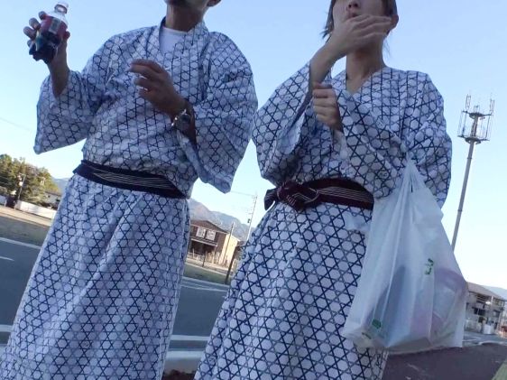 【温泉NTR】混浴で彼氏とラブラブな巨乳美女を、彼氏が寝てる隙にこっそり誘惑！他人棒に夢中になる姿がエロすぎる…彼氏にバレないように貪りまくる寝取りセックス！ｗｗ