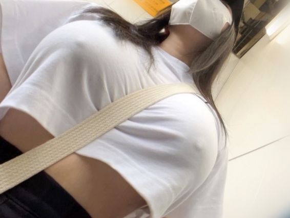 【爆乳保育士の秘密のコスプレプレイ】『子供には内緒だよ…』Iカップの巨乳を揺らして、ノーブラで誘惑♥ 敏感な乳首をビンビンにさせながら、コスプレ姿で激しくハメまくる淫乱保育士の淫靡な夜♡