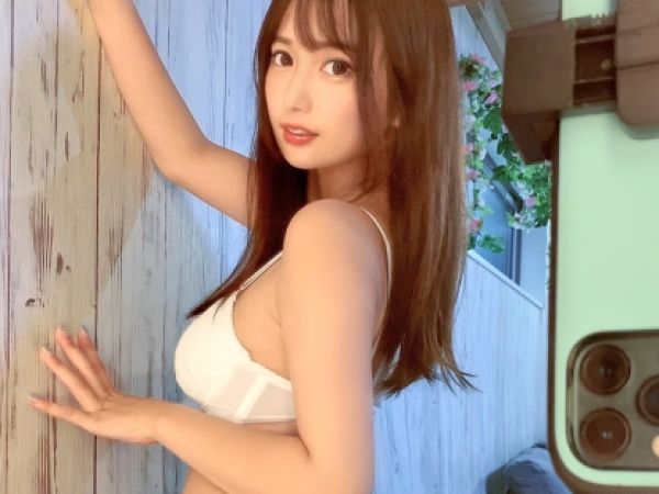 【三十路ビッチ妻の危険な性活】『誰でもいいから私を気持ちよくして…』欲求不満な奥様が、クンニ&電マオナニーで大胆披露!見せつけオナニーで興奮MAX♡生チンをねだる姿はまさに肉食系!不倫セックスで中出しOKの超絶ビッチな人妻にメロメロ!