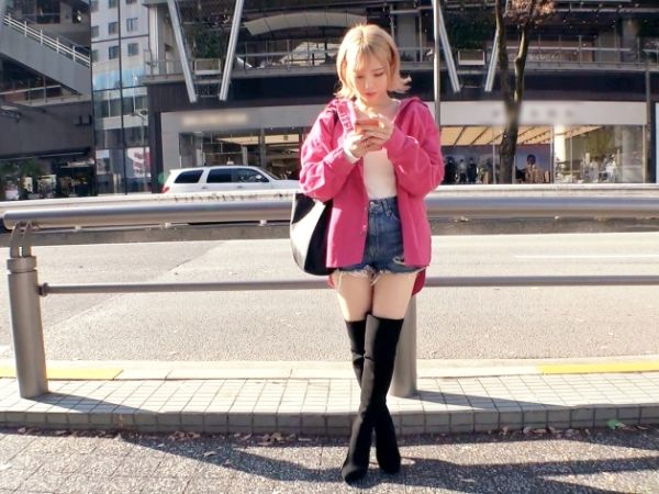 【令和白ギャルのエロご奉仕】『気持ち良くしてあげる♡』美巨乳美尻のギャルが手コキ＆フェラ＆パイズリでチンポを極上ケア！見つめ合いながらの乳コキで暴発必至の射精体験！！