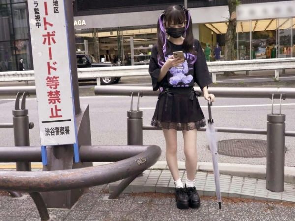 【家出少女の危険な誘惑】華奢なちっぱいボディをオイルまみれにして、おじさんチンポで激しくピストン！キツマンが痙攣アクメ連発で、美少女が快感に溺れるエロすぎるセックス！♡